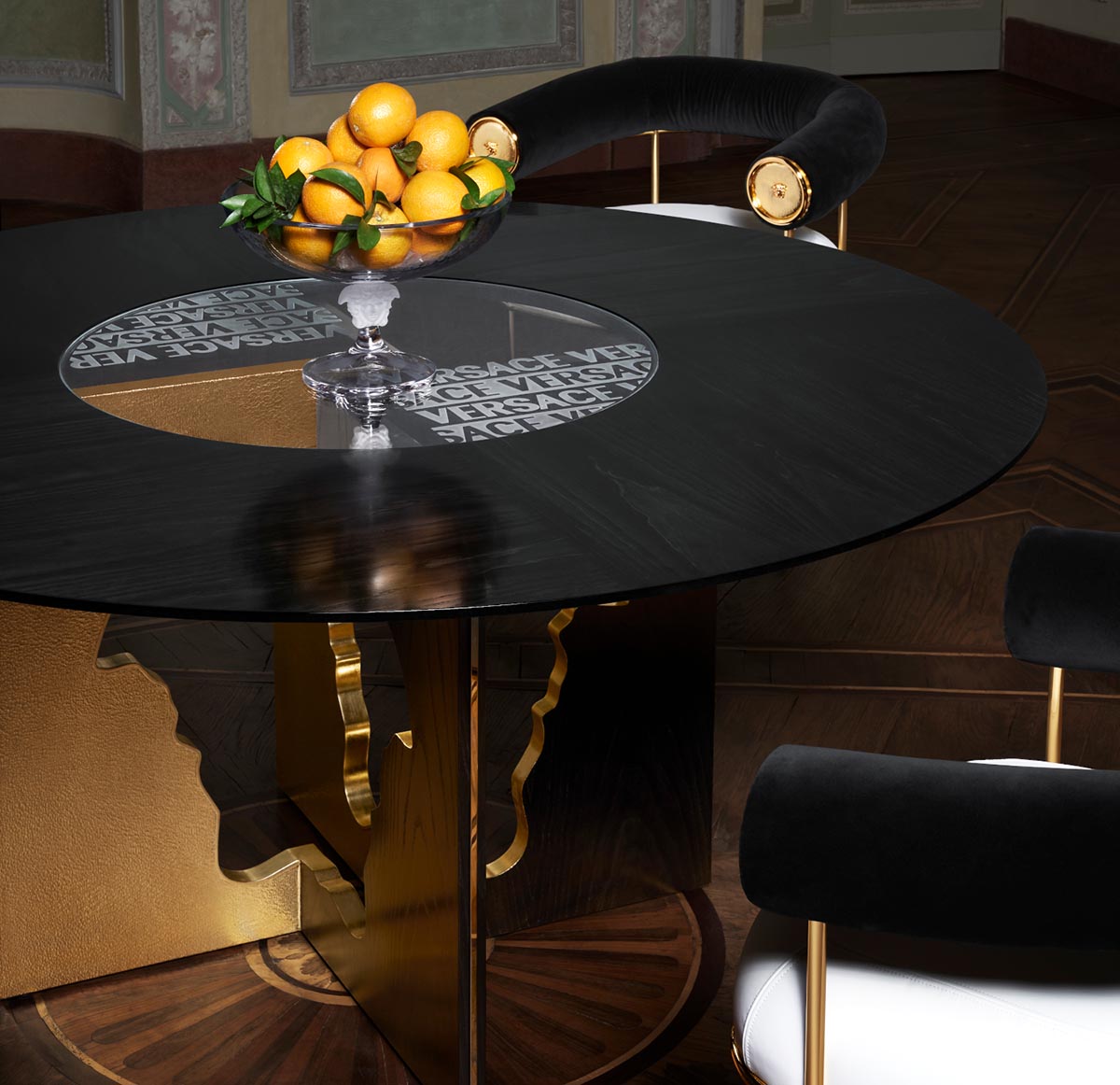 Стол версаче. Versace Home collection. Стол и стулья Версаче. Журнальный столик Versace.