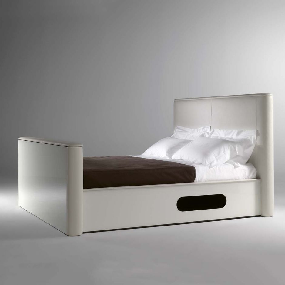 Кровать хай. Кровать Reflex Angelo. Кровати в стиле Хай ТЭК. Итальянские кровати в современном стиле. Двуспальная кровать в стиле Хай тек.