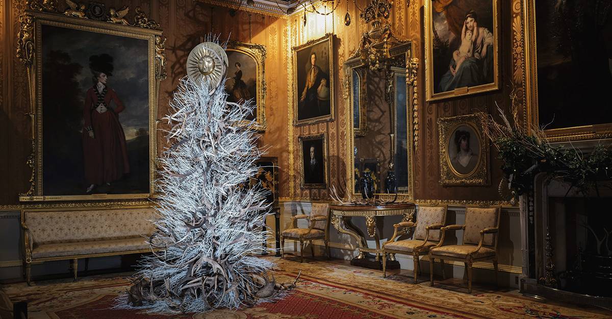 Long Live the Christmas Tree: выставка новогодних елок, созданных дизайнерами и художниками, в Harewood House