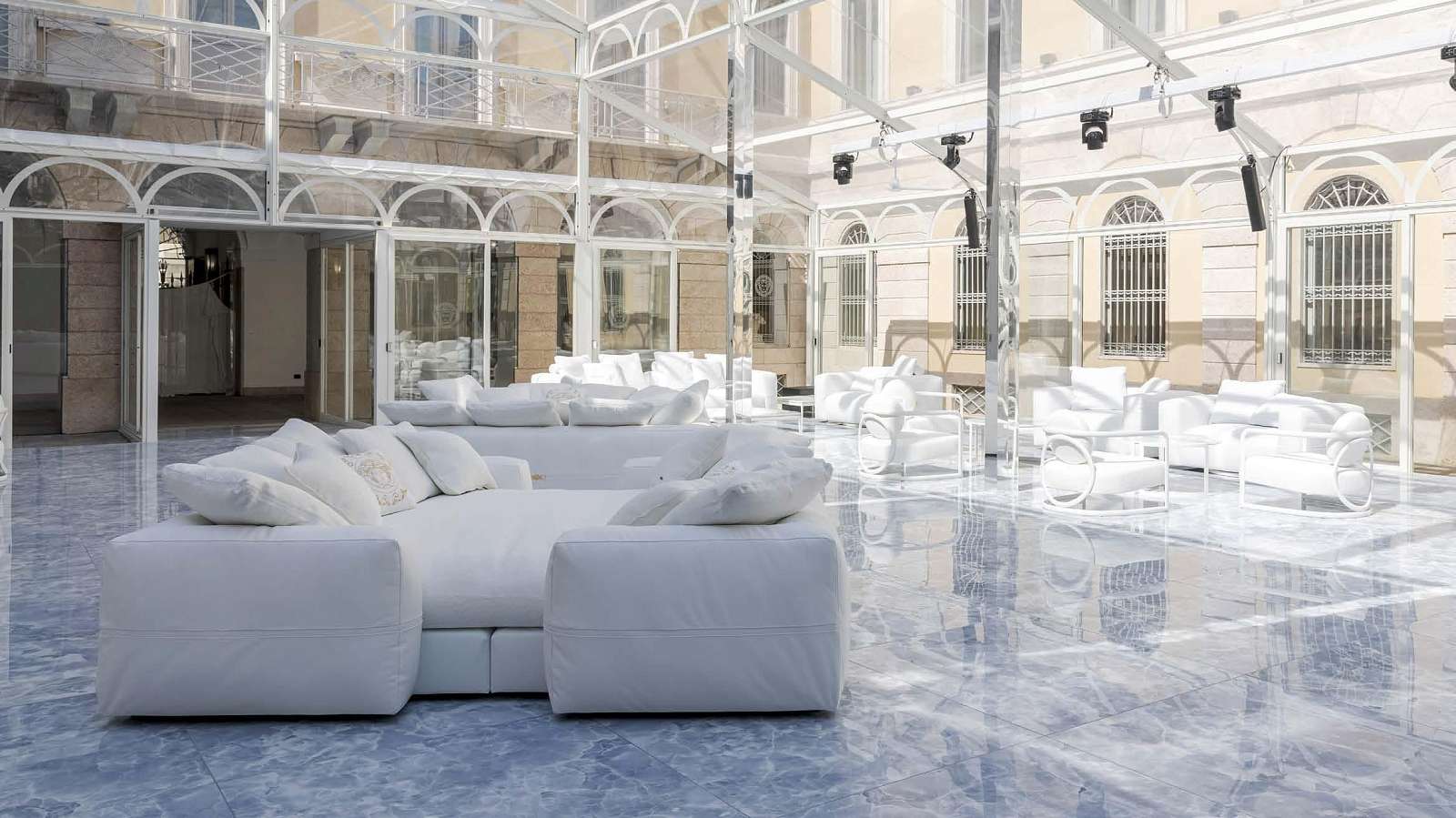 Versace-Home-Medusa-95-outdoor-conversation-sofa_03.jpg