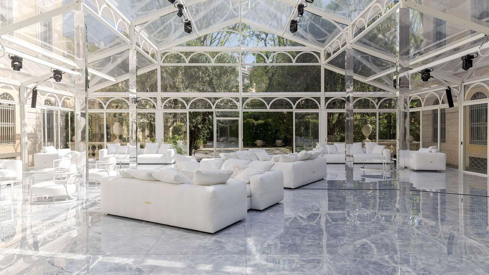 Versace-Home-Medusa-95-outdoor-conversation-sofa_01.jpg