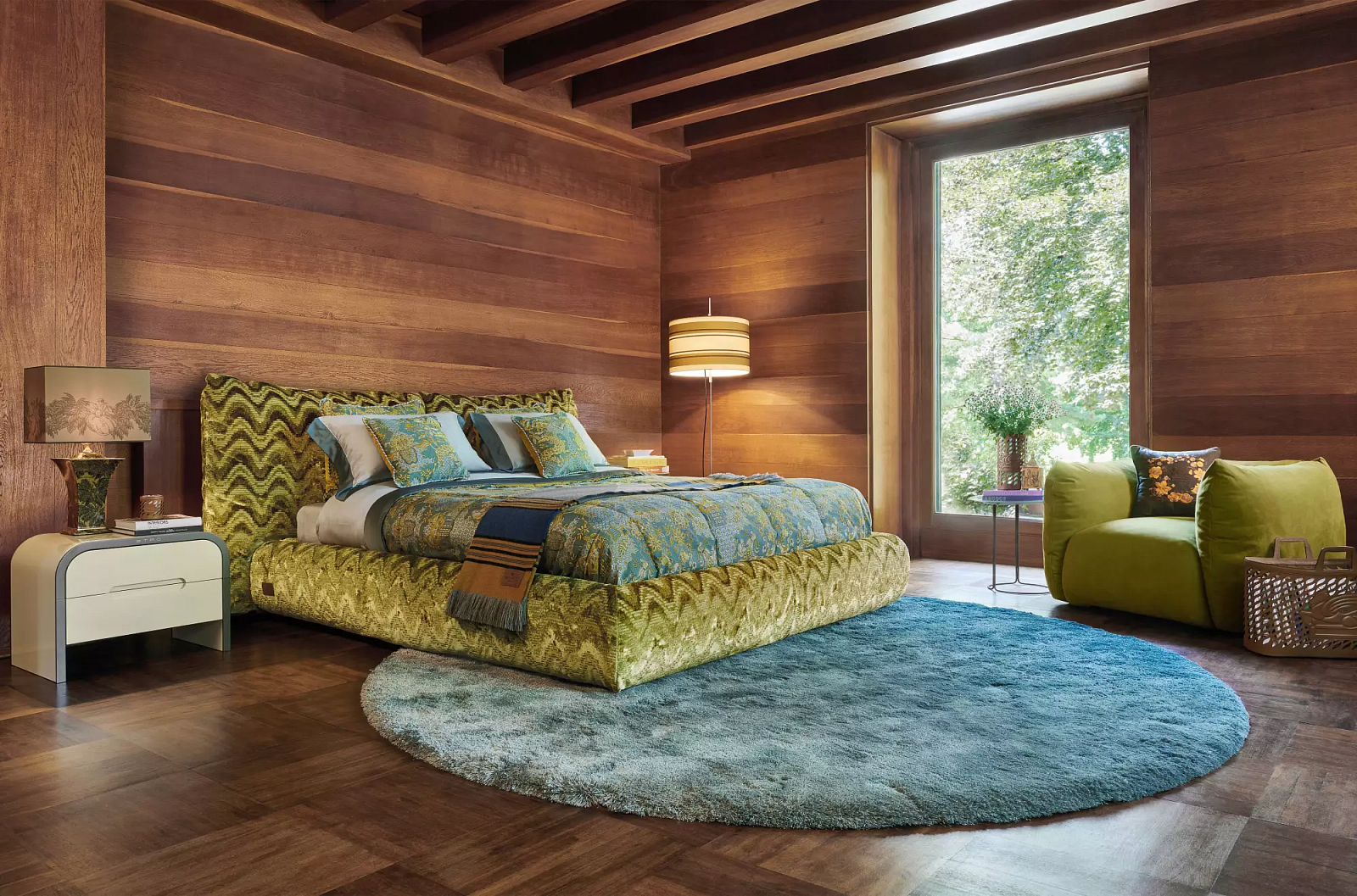 9417-EtroHomeInteriors_DivingIntoPatterns_CushyBedroom.jpg