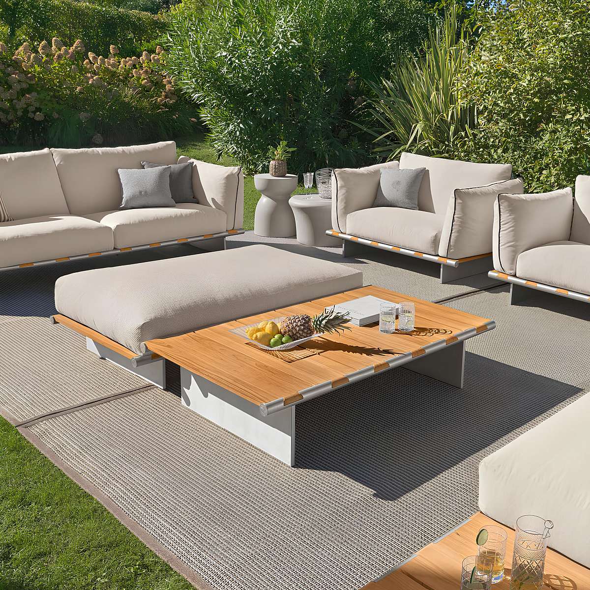 outdoor_ottoman3.jpg