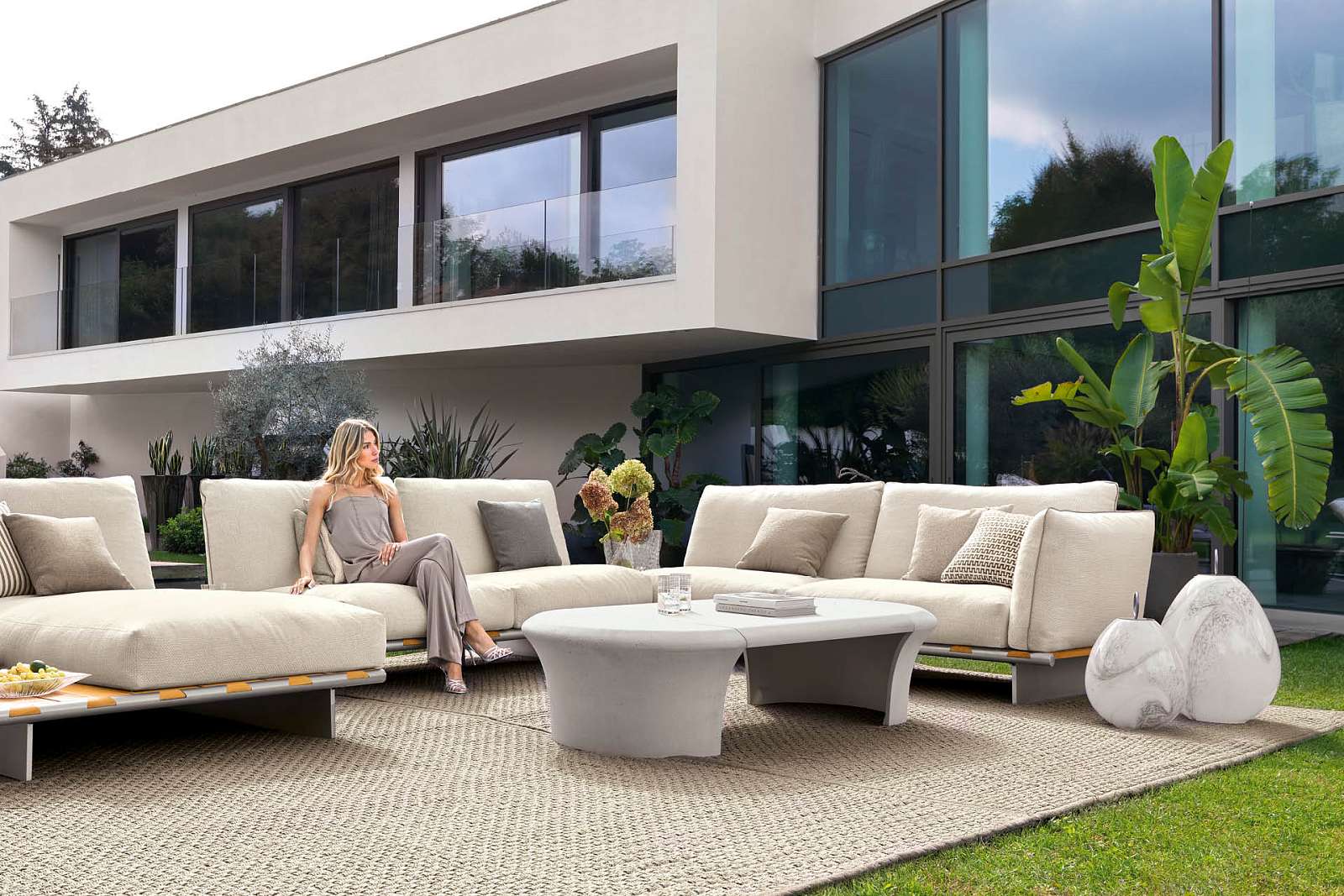 outdoor_concrete-cocktail_table-7.jpg