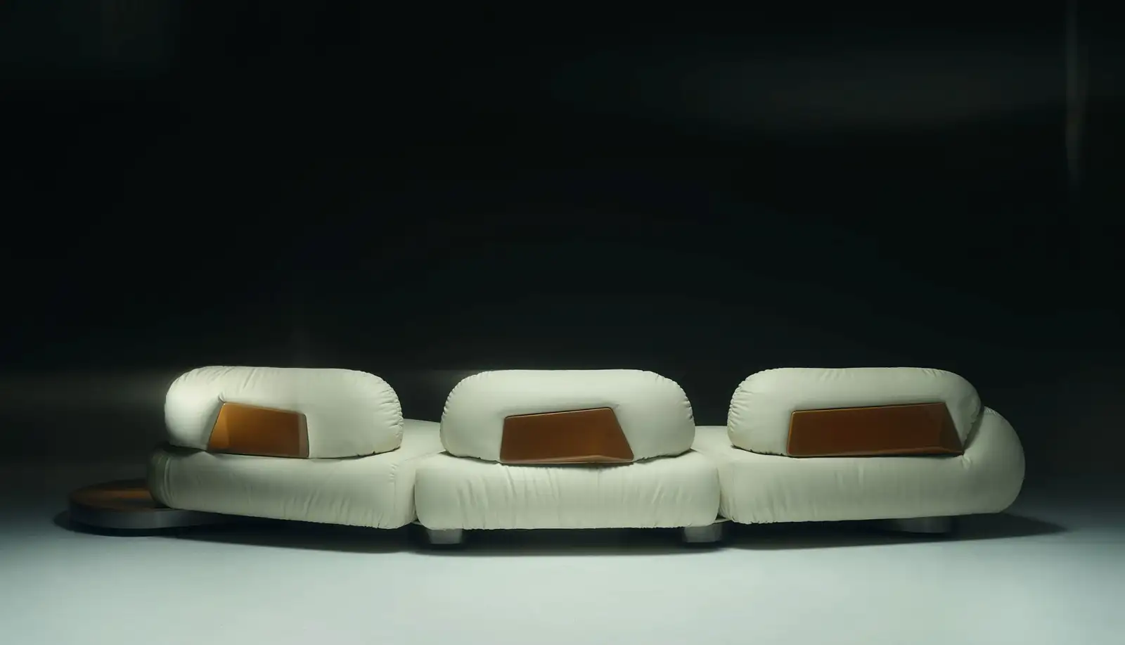 Visionnaire_Baton_Rouge_Sofa_Horizontal_gallery_DSKT_2_a9d6dc4d1a.webp
