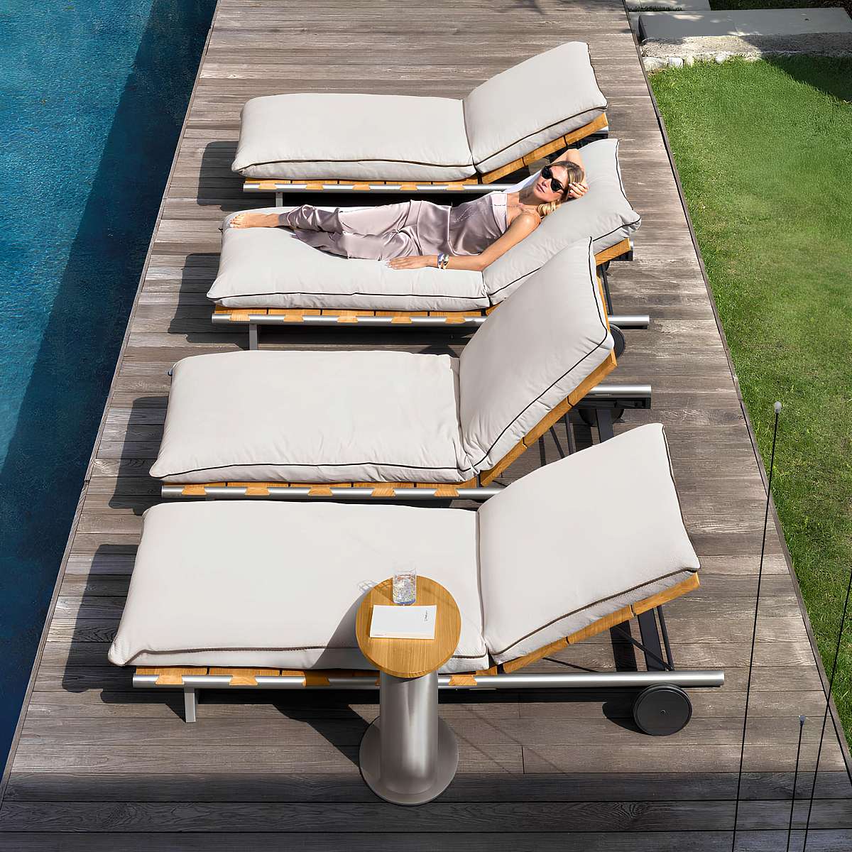 outdoor_sunbed9plus.jpg