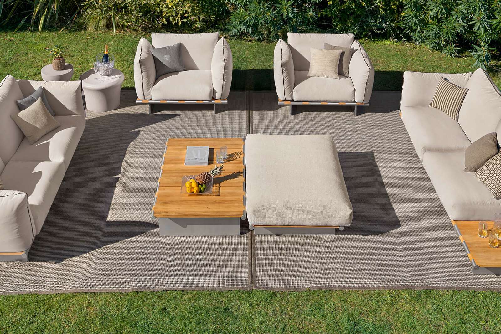 outdoor_cocktail_table5.jpg