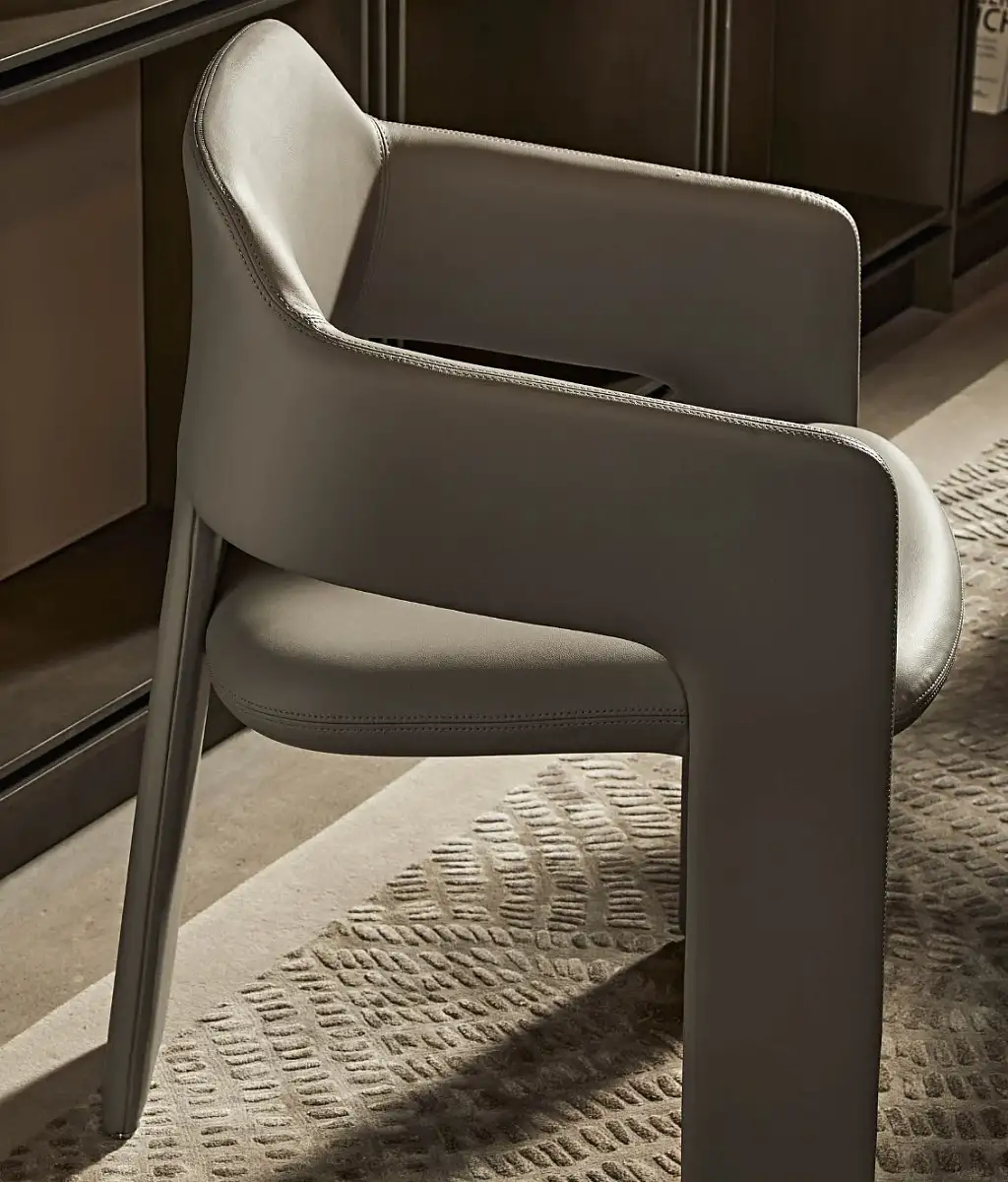 Visionnaire_Rochester_Chair_Website2_0b4bcb2d4d.webp