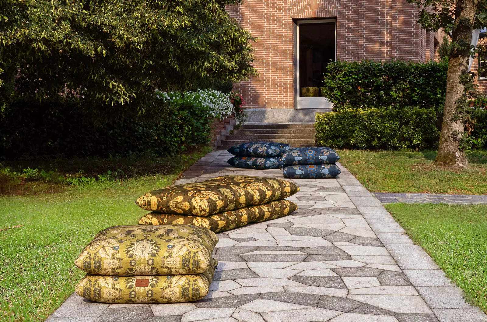 9418-EtroHomeInteriors_DivingIntoPatterns_CushyOutdoorPouf.jpg
