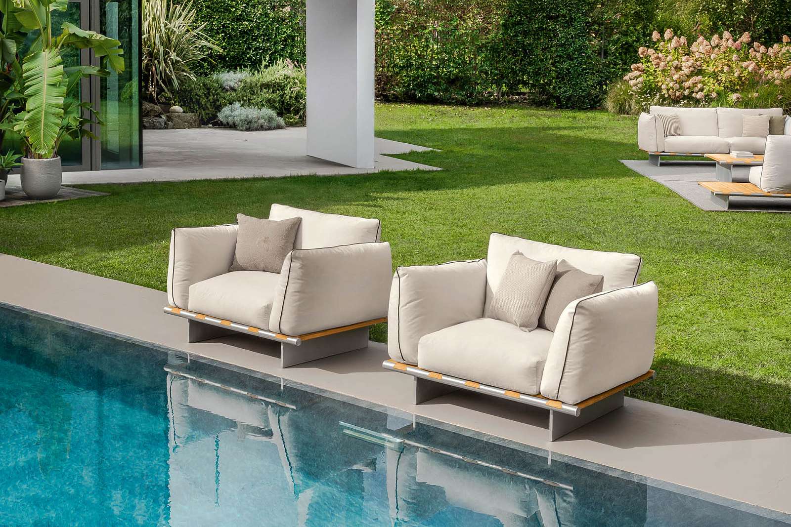 outdoor_occasional_chair-2.jpg