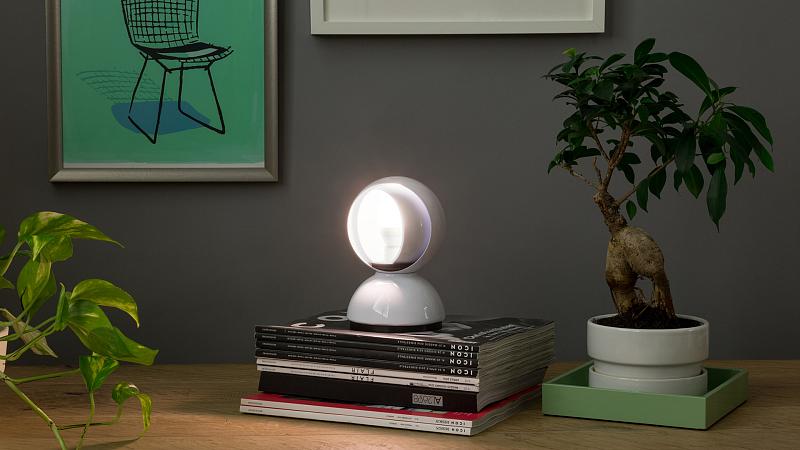 italyanskaya-nastolnaya-lampa-eclisse-white-fabriki-artemide-1.2010x1340w.jpg