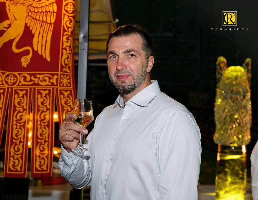 Премьера Легенды о Богатом Доме