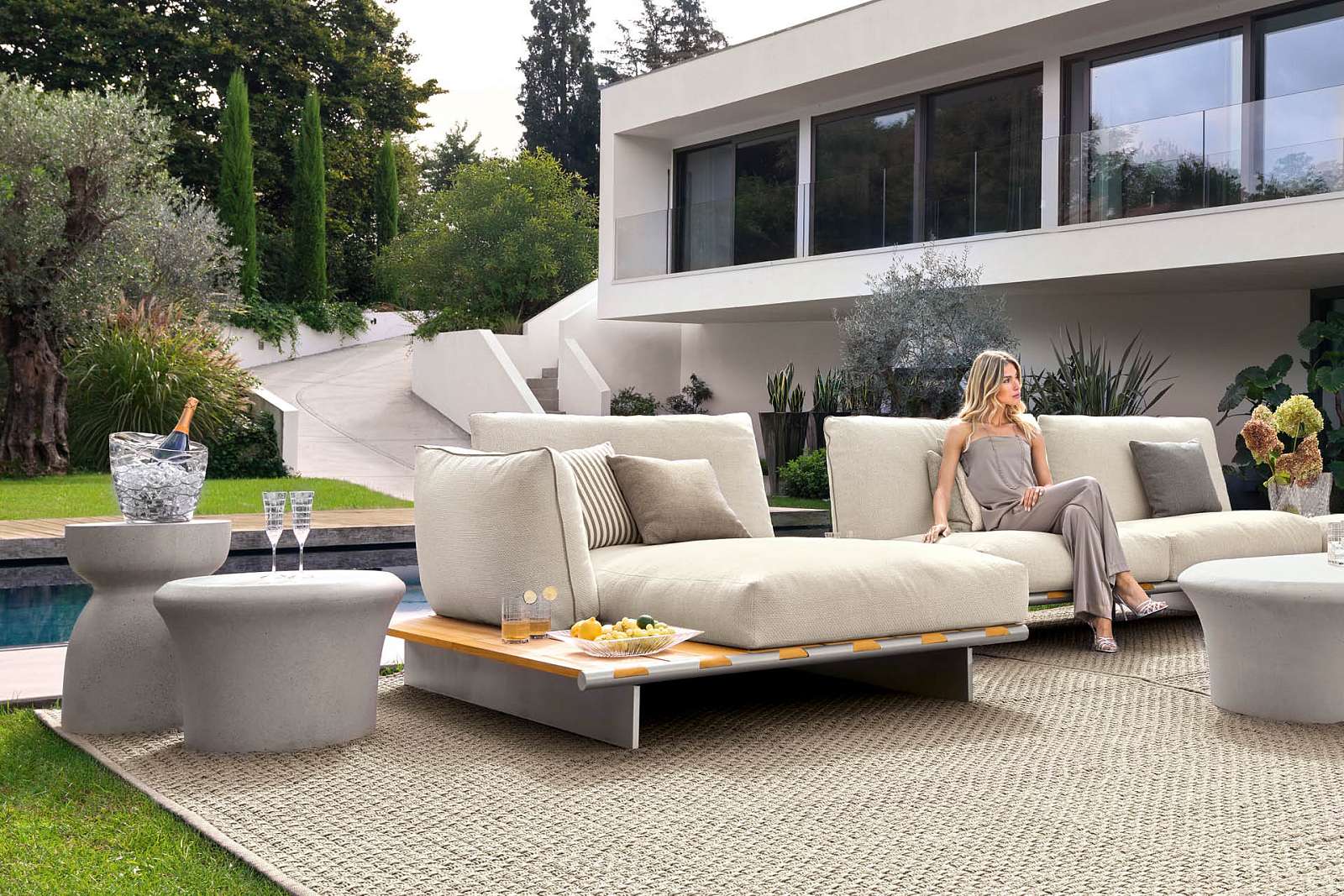 outdoor_concrete-small-side-table4.jpg