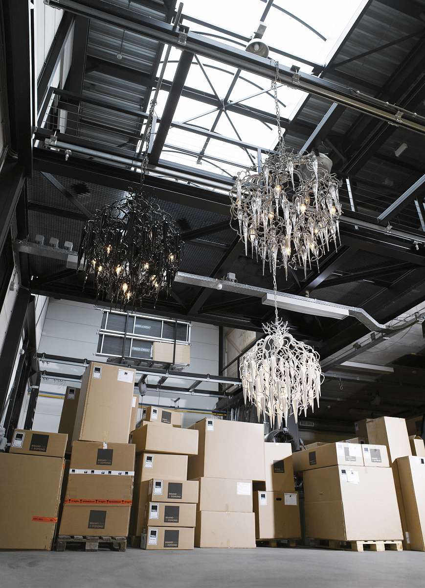 brandvanegmond_hollywood_chandelier_glass_80_black_80_nickel_80_white_interior_workshop.jpg